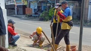 Potret DPUTR Sukabumi Bersihkan Drainase Tersumbat