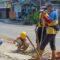 MEMBERSIHKAN: Personel DPUTR Kota Sukabumi saat menangani saluran drainase tersumbat di Jalan Cemerlang, Kelurahan Sukakarya.