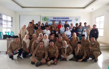 FOTO BERSAMA: Ikatan Pekerja Sosial Masyarakat (IPSM) Kota Sukabumi kembali menunjukkan komitmennya dalam aksi sosial dengan menyalurkan santunan kepada 30 anak yatim piatu di Kelurahan Subangjaya, Kecamatan Cikole