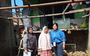 PENINJAUAN: Sejumlah petugas DPUTR Kota Sukabumi saat melakukan peninjauan Rutilahu di wilayah kerjanya, belum lama ini.