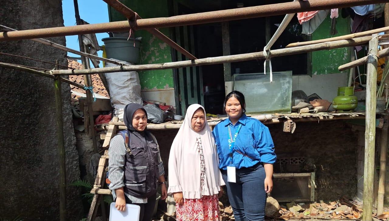 PENINJAUAN: Sejumlah petugas DPUTR Kota Sukabumi saat melakukan peninjauan Rutilahu di wilayah kerjanya, belum lama ini.