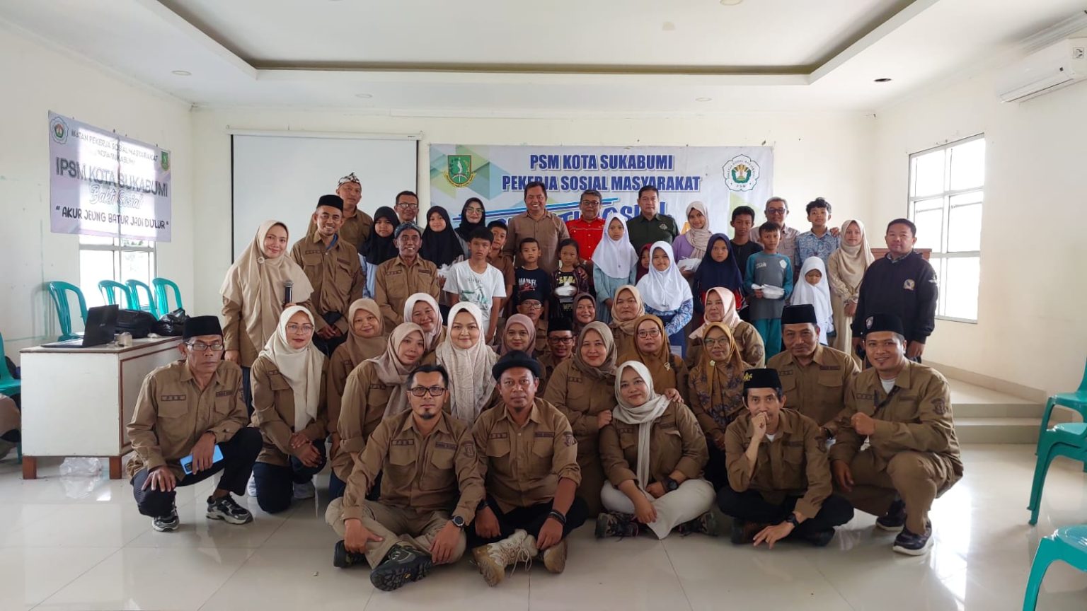 FOTO BERSAMA: Ikatan Pekerja Sosial Masyarakat (IPSM) Kota Sukabumi kembali menunjukkan komitmennya dalam aksi sosial dengan menyalurkan santunan kepada 30 anak yatim piatu di Kelurahan Subangjaya, Kecamatan Cikole