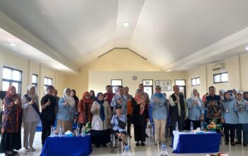 Tim penilai dari Dispusipda Provinsi Jawa Barat saat melakukan rechecking di Perpustakaan Kelurahan Cisarua.