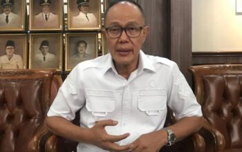 DIWAWANCARA: Wali Kota Sukabumi, Ayep Zaki saat diwawancara di ruang kerjanya, Rabu (6/8).