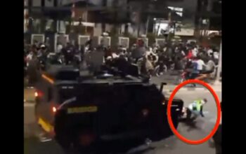 korban setelah terlindas kendaraan taktis (rantis) milik Brimob saat terjadi kericuhan aksi unjuk rasa di kawasan Pejompongan, Jakarta Pusat.