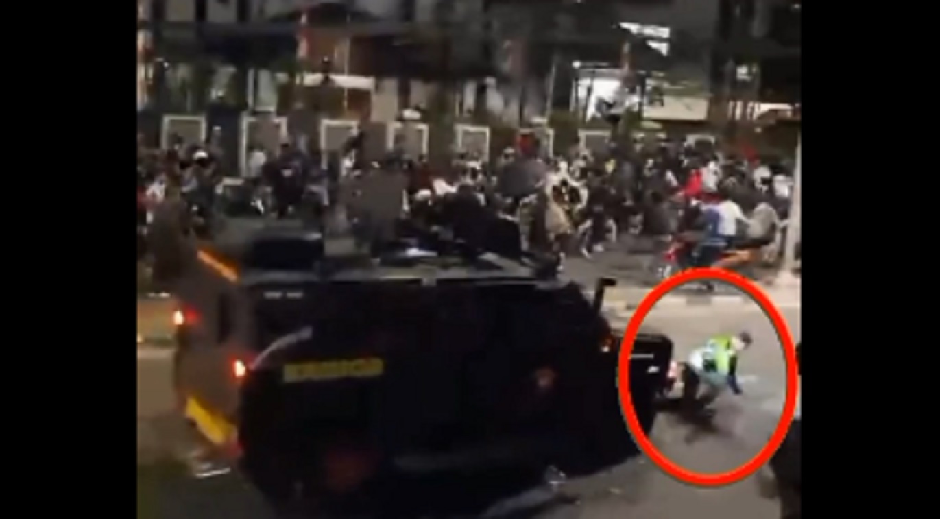 korban setelah terlindas kendaraan taktis (rantis) milik Brimob saat terjadi kericuhan aksi unjuk rasa di kawasan Pejompongan, Jakarta Pusat.