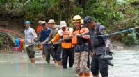 Tinjau Lokasi Bencana di Sukabumi, Legislator Ini Sebrangi Sungai Karena Jembatan Terputus