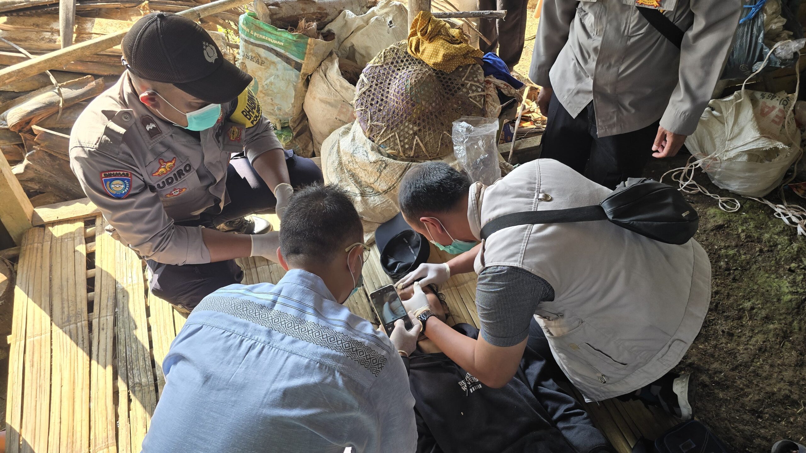 Warga Desa Wangunreja, Kecamatan Nyalindung, Kabupaten Sukabumi, digemparkan oleh penemuan jenazah seorang pria yang tewas gantung diri di sebuah saung sawah, Jumat (1/8) pagi.