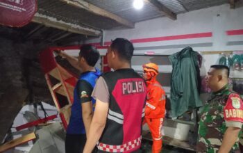 ASESSMENT : Petugas BPBD Kabupaten Sukabumi, saat melakukan asessment di salah satu lokasi terdampak bencana alam pada Minggu (03/8) malam.