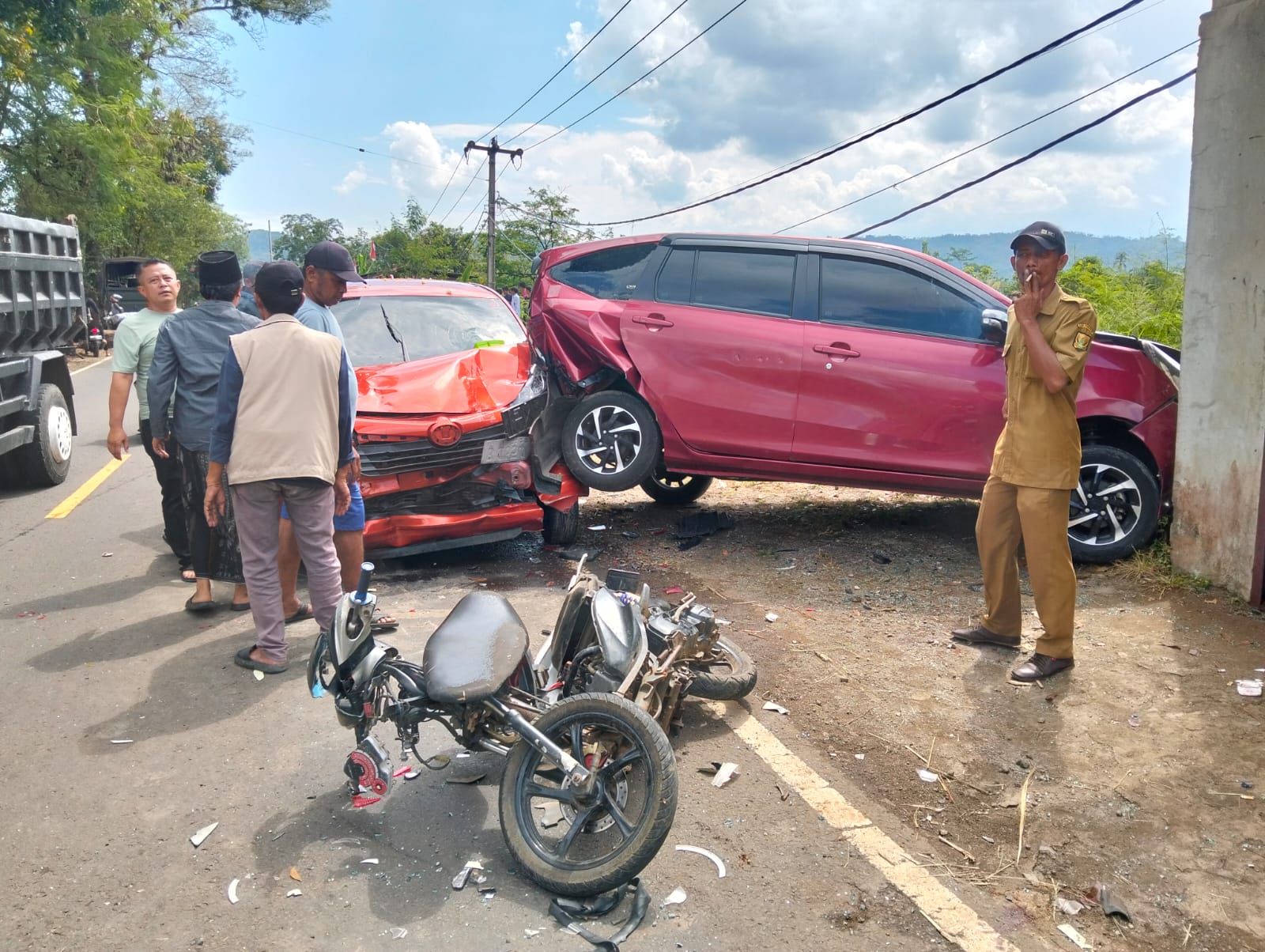 Kecelakaan lalu lintas beruntun melibatkan empat kendaraan terjadi di Jalan Raya Palabuhanratu–Warungkiara, tepatnya di Kampung Pasapen Asem Bagus, Desa Bantargadung, Kecamatan Bantargadung, Kabupaten Sukabumi, Senin siang (4/8/2025).