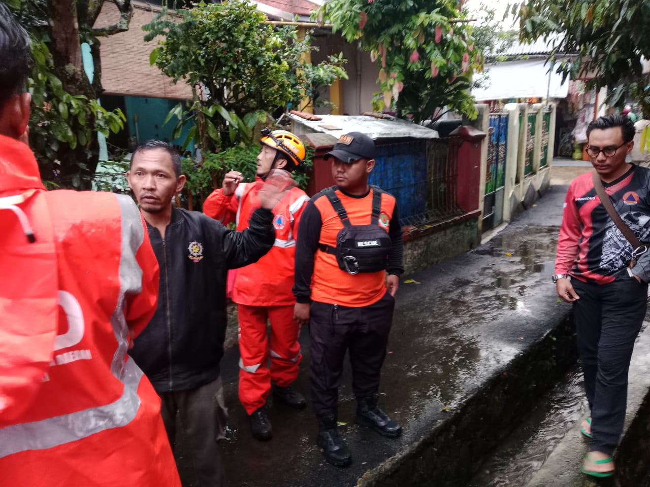 Seorang anak berusia empat tahun dilaporkan hanyut dan meninggal dunia setelah terseret arus drainase di Kampung Kaum Kidul, RT 002/RW 002, Desa Karangtengah, Kecamatan Cibadak, pada Selasa (6/8) sore.