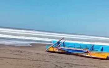 RUSAK : Kondisi perahu nelayan rusak setelah diterjang ombak besar di Tegalbuleud, Kabupaten Sukabumi.