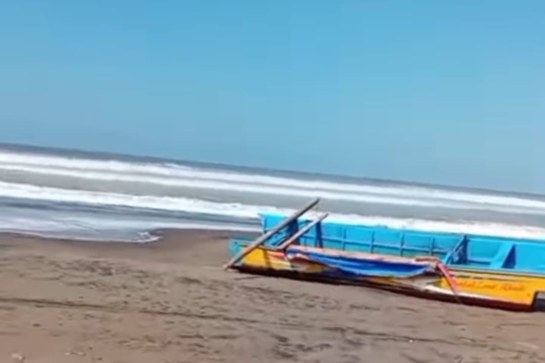 RUSAK : Kondisi perahu nelayan rusak setelah diterjang ombak besar di Tegalbuleud, Kabupaten Sukabumi.