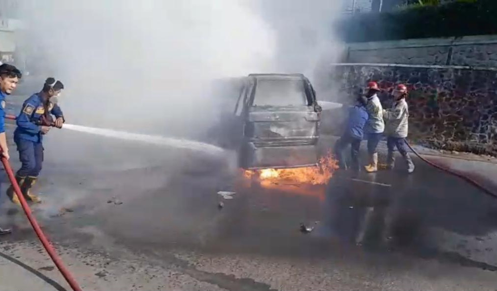 Sebuah angkutan kota (angkot) trayek 04 jurusan Goalpara–Stasiun Timur dengan nomor polisi F 1922 TU mengalami kebakaran hebat pada Kamis (7/8) pagi sekitar pukul 08.00 WIB.