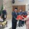 Bupati Sukabumi Asep Japar saat menyerahkan penghargaan kepada PNS.(FOTO: NANDI / RADARSUKABUMI)