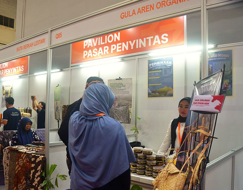 Perwakilan petani aren dari Kecamatan Cisolok, Kabupaten Sukabumi, yang juga merupakan penyintas bencana pergerakan tanah pada Desember 2024, turut berpartisipasi dalam Emergency Disaster, Reduction & Rescue Expo (EDRR) di Hall A JIExpo Kemayoran, Jakarta, 13–15 Agustus 2025.