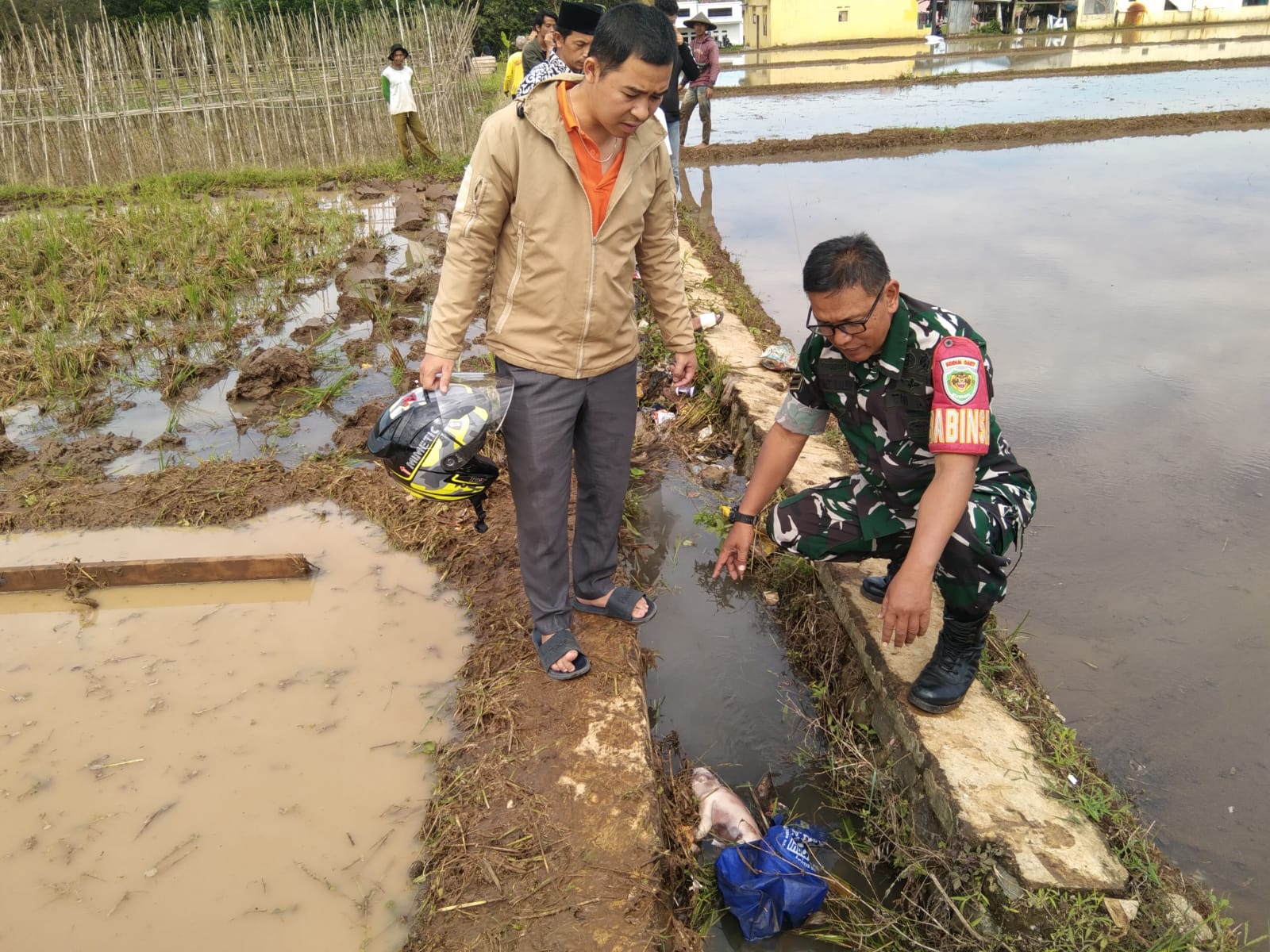 Warga Kampung Sawahlega, RT 19/RW 04, Desa Cibatu, Kecamatan Cisaat, Kabupaten Sukabumi, digemparkan oleh penemuan jasad bayi laki-laki di saluran air area persawahan, Kamis (21/8/2025) pagi.