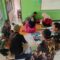 DITANGANI : Petugas medis saat memberikan tindakan medis terhadap siswa SDN 2 Parakansalak, Kecamatan Parakansalak, Kabupaten Sukabumi yang diduga keracunan makanan MBG.