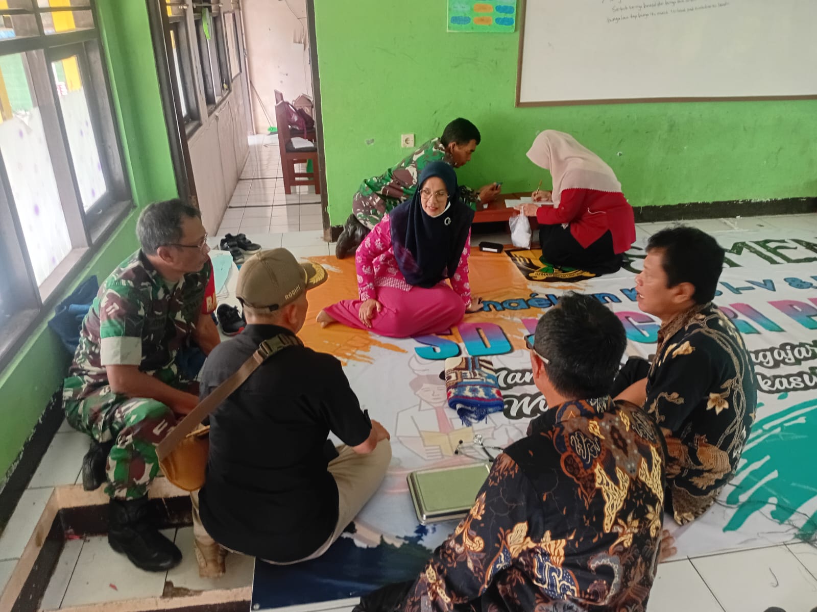 DITANGANI : Petugas medis saat memberikan tindakan medis terhadap siswa SDN 2 Parakansalak, Kecamatan Parakansalak, Kabupaten Sukabumi yang diduga keracunan makanan MBG.