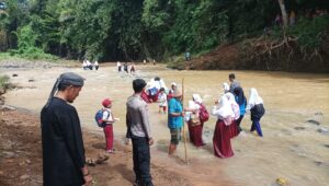 Akibat Jembatan Hanyut, Pendidikan dan Ekonomi Warga Sukabumi Terancam