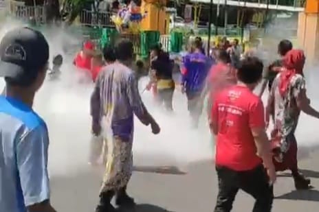 DIPADAMKAN: Suasana saat pemadaman api personel Damkar sektor IV Palabuhanratu, Kabupaten Sukabumi.(FOTO : NANDI/ RADARSUKABUMI)