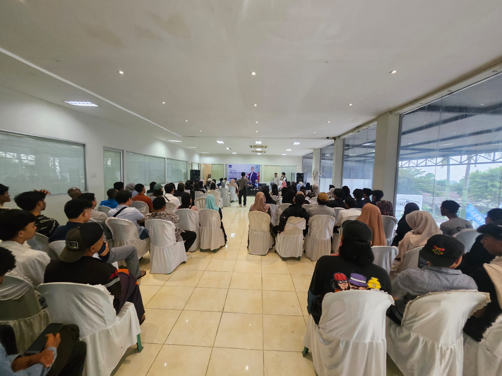 Anggota DPRD Provinsi Jawa Barat dari Fraksi Demokrat, A. Yamin, S.IP, melaksanakan kegiatan sosialisasi Peraturan Daerah Provinsi Jawa Barat Nomor 8 Tahun 2016 tentang Pedoman Pelayanan Kepemudaan. Bertempat di Desa Sukakersa, Kecamatan Parakansalak, Kabupaten Sukabumi,