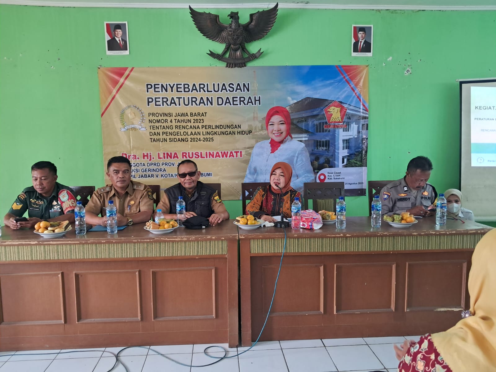Anggota DPRD Provinsi Jawa Barat dari Fraksi Gerindra, Dra. Hj. Lina Ruslinawati, menggelar kegiatan penyebarluasan Peraturan Daerah (Perda) Nomor 4 Tahun 2023 tentang Rencana Perlindungan dan Pengelolaan Lingkungan Hidup. Kegiatan ini berlangsung di Aula Islamic Center Desa Cisaat, Kecamatan Cisaat,