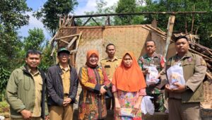 Lina Ruslinawati Kunjungi Korban Bencana Angin Kencang di Desa Sukasirna
