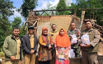 Anggota DPRD Provinsi Jawa Barat dari Fraksi Gerindra, Dra. Hj. Lina Ruslinawati, melakukan kunjungan langsung ke lokasi terdampak bencana hujan deras dan angin kencang di Kampung Longkewang, RT 02 RW 15, Desa Sukasirna, Kecamatan Cibadak.