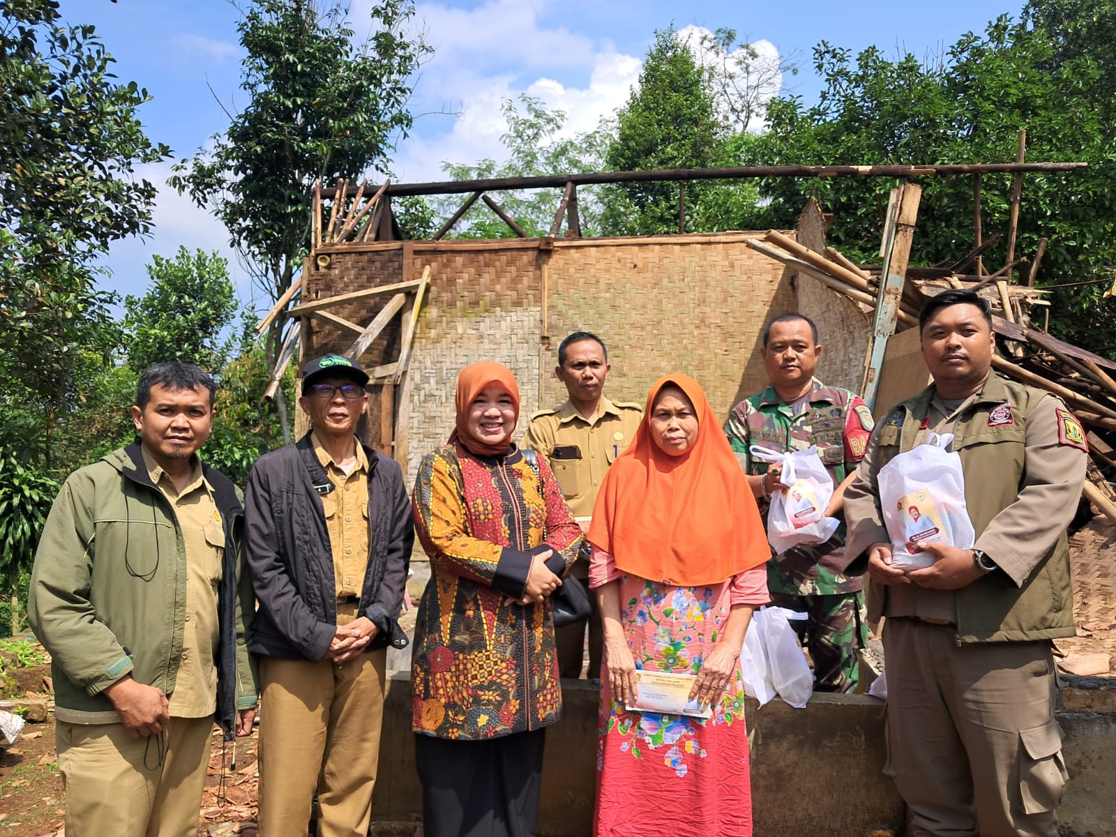 Anggota DPRD Provinsi Jawa Barat dari Fraksi Gerindra, Dra. Hj. Lina Ruslinawati, melakukan kunjungan langsung ke lokasi terdampak bencana hujan deras dan angin kencang di Kampung Longkewang, RT 02 RW 15, Desa Sukasirna, Kecamatan Cibadak.