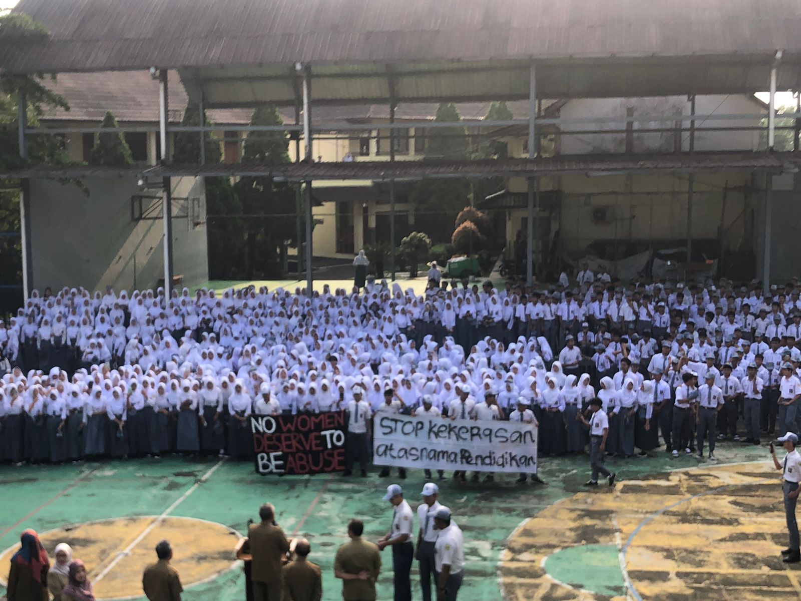 Ratusan Siswa  SMAN 1 Cicurug, Kabupaten Sukabumi, menggelar aksi damai menolak kekerasan di lingkungan sekolah, Senin (25/8).