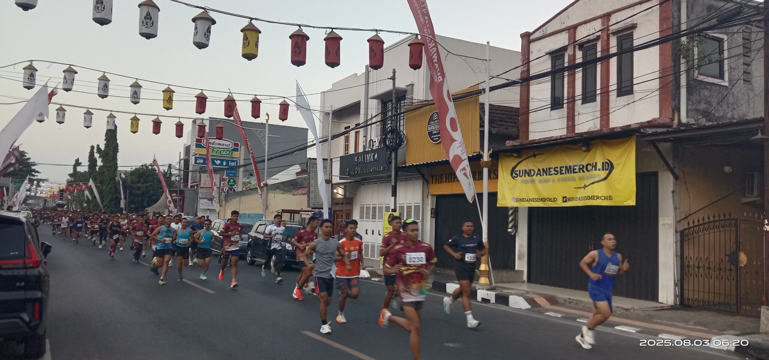 Ribuan warga antusias mengikuti lomba lari pagi "Purwakarta Run 5K" pada Minggu pagi (3/8). (foto: rons/Radar Sukabumi)