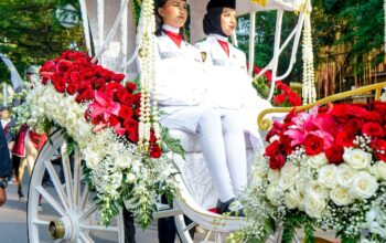 Dua Paskibra saat diatas kereta kencana. (foto: Ist/ HO-Disdik Jabar)