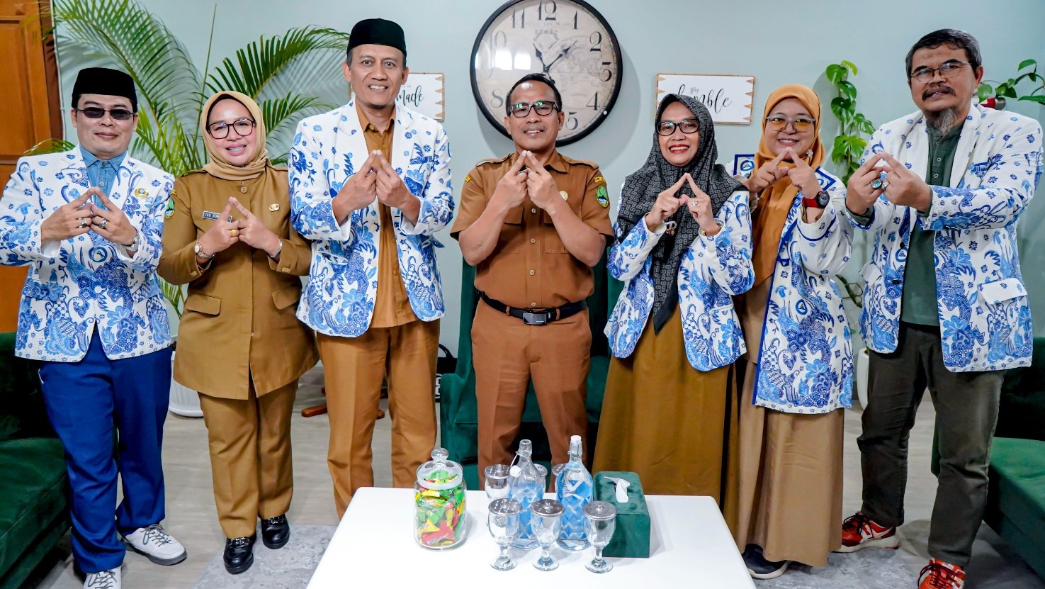 AUDENSI: Kadisdik Jabar, Purwanto bersama jajaran pengurus AKSI, Senin (4/8). (foto: Ist/ Disdik Jabar)