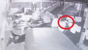 Tiga Motor Mahasiswa KKN di Sukabumi Dicuri Saat Terlelap, CCTV Rekam Aksi Pelaku