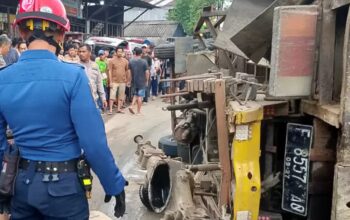 Kondisi truk pasir yang terbalik dan menimpa soprinya di Gunungsindur, Kamis 14 Agustus 2025. (Foto : Polsek Gunungsindur)