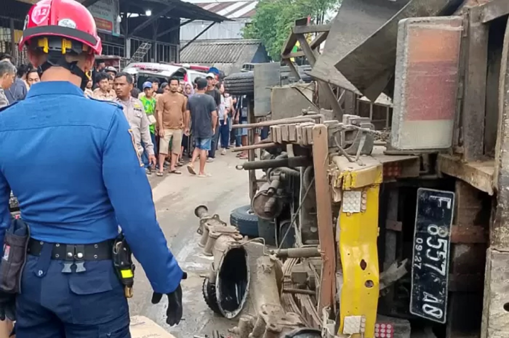 Kondisi truk pasir yang terbalik dan menimpa soprinya di Gunungsindur, Kamis 14 Agustus 2025. (Foto : Polsek Gunungsindur)