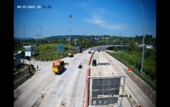 BERBAHAYA : salah seorang pemotor yang diduga petugas tol saat melintasi pintu masuk tol Bocimi Seksi II exit Tol Parungkuda pada Jumat 15 Agustus 2025. (pantauan CCTV Jalan Tol)