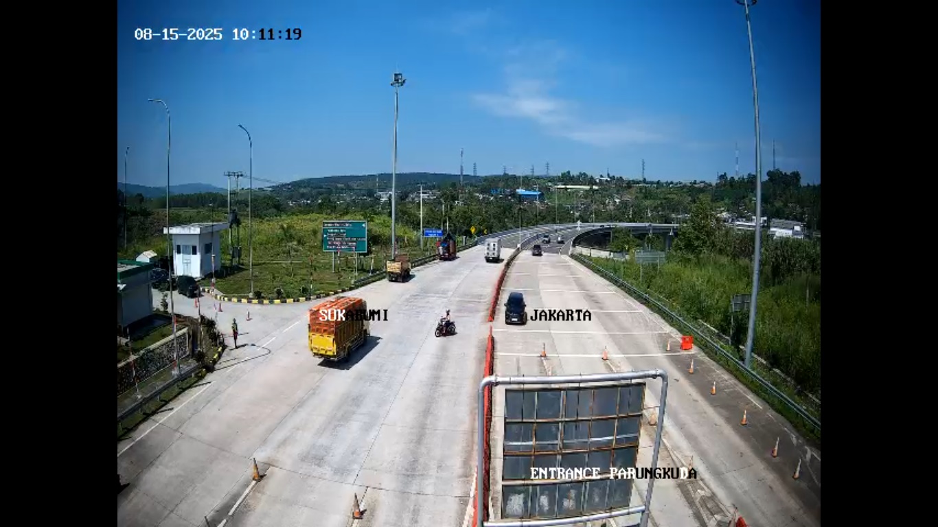 BERBAHAYA : salah seorang pemotor yang diduga petugas tol saat melintasi pintu masuk tol Bocimi Seksi II exit Tol Parungkuda pada Jumat 15 Agustus 2025. (pantauan CCTV Jalan Tol)