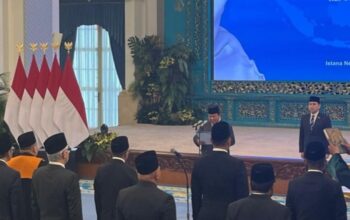 Presiden RI Prabowo Subianto memimpin prosesi pengambilan sumpah jabatan Duta Besar Luar Biasa dan Berkuasa Penuh (LBPP) RI di Istana Negara, Jakarta, Senin (25/8/2025).