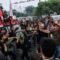 Sejumlah mahasiswa melakukan aksi unjuk rasa gerakan mahasiswa bersama rakyat (Gemarak) di depan Gedung DPR, Jakarta, Kamis (21/8/2025).