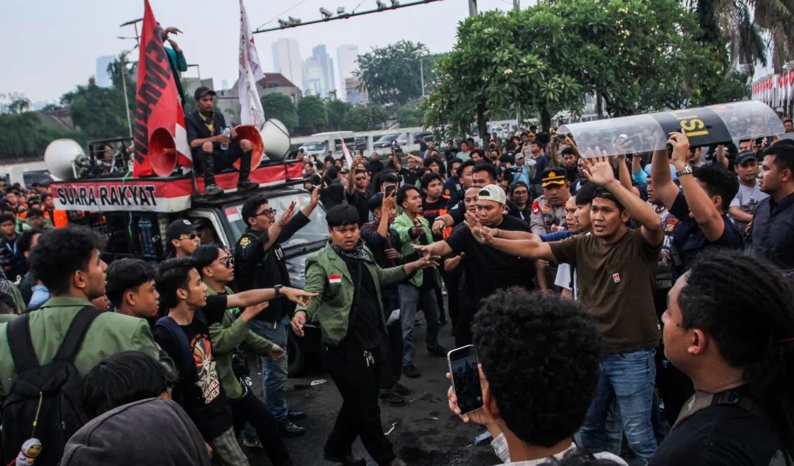 Sejumlah mahasiswa melakukan aksi unjuk rasa gerakan mahasiswa bersama rakyat (Gemarak) di depan Gedung DPR, Jakarta, Kamis (21/8/2025).