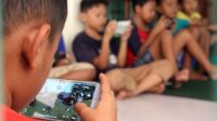 Bocah Cicantayan Sukabumi Kecanduan Gadget, Dunia Digital Menelan, Putus Sekolah Tanpa Arah