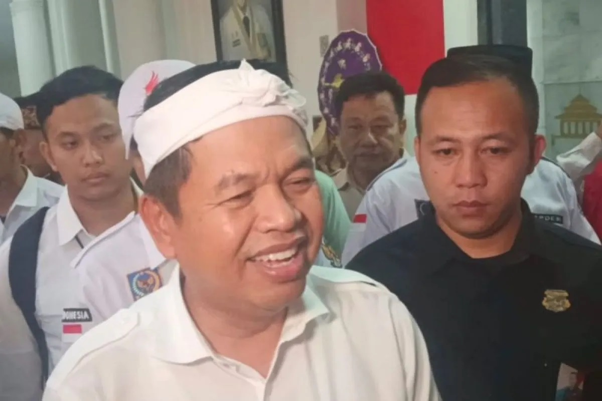 Gubernur Jawa Barat Dedi Mulyadi memberikan keterangan di Gedung Sate Bandung, Selasa (26/8/2025). 