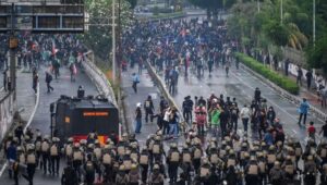 Potret Mahasiswa Bentrok dengan Aparat Pengamanan