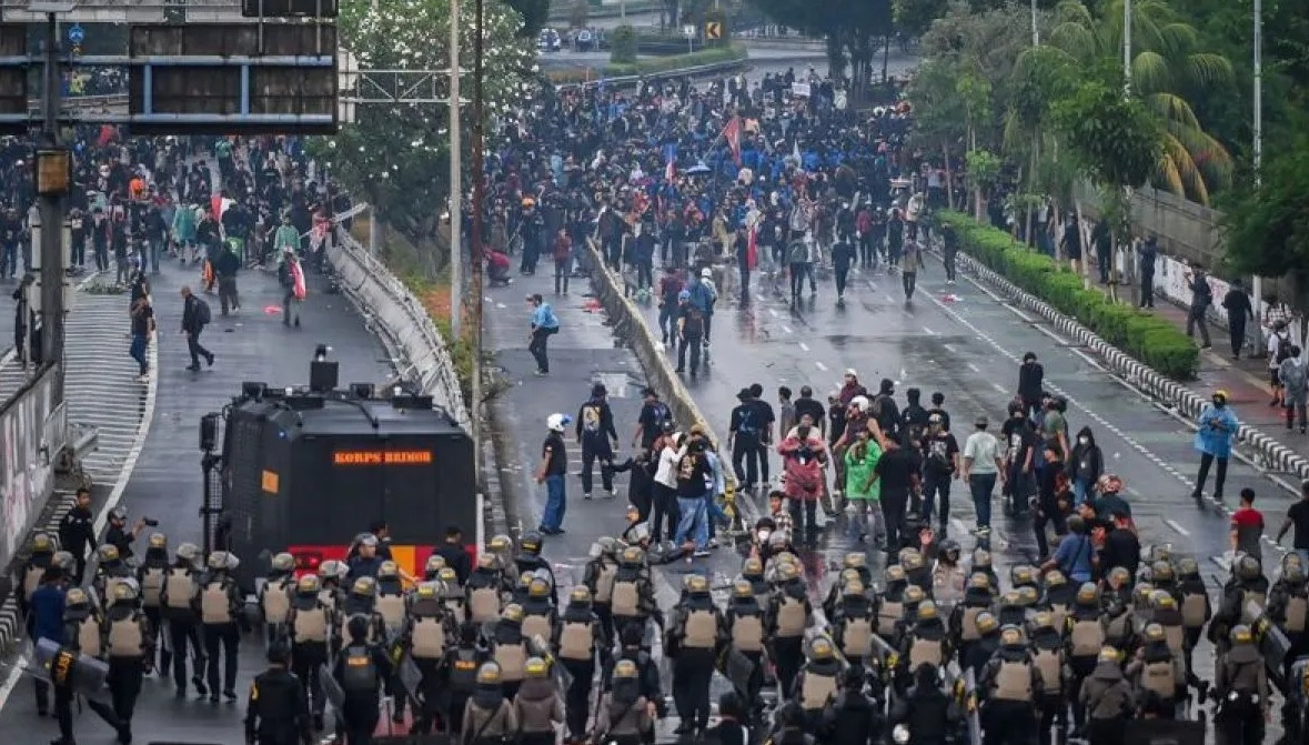 Suasana aksi 28 Agustus 2025 di kawasan Senayan, Jakarta, Kamis (28/8/2025). ANTARA FOTO/Rivan Awal Lingga/foc/pri.
