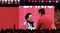 Saat Megawati Menitikkan Air Mata Ketika Hasto Tiba di lokasi Kongres Ke-6 PDIP