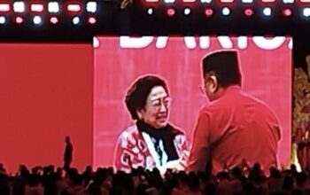 Ketua Umum PDIP Megawati Soekarnoputri menyambut Hasto Kristiyanto yang baru tiba di lokasi Kongres Ke-6 PDIP di Bali Nusa Dua Convention Center, Badung, Bali, Sabtu (2/8/2025). (Bagus Ahmad Rizaldi)