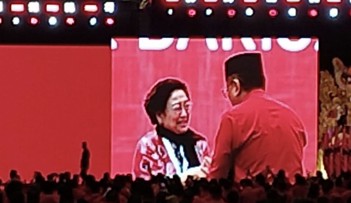 Ketua Umum PDIP Megawati Soekarnoputri menyambut Hasto Kristiyanto yang baru tiba di lokasi Kongres Ke-6 PDIP di Bali Nusa Dua Convention Center, Badung, Bali, Sabtu (2/8/2025). (Bagus Ahmad Rizaldi)
