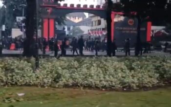 Anggota berseragam antiteror masih melakukan penjagaan ketat di depan Mako Brimob Kwitang, Jakarta Pusat, hingga Jumat (29/8/2025) pagi.